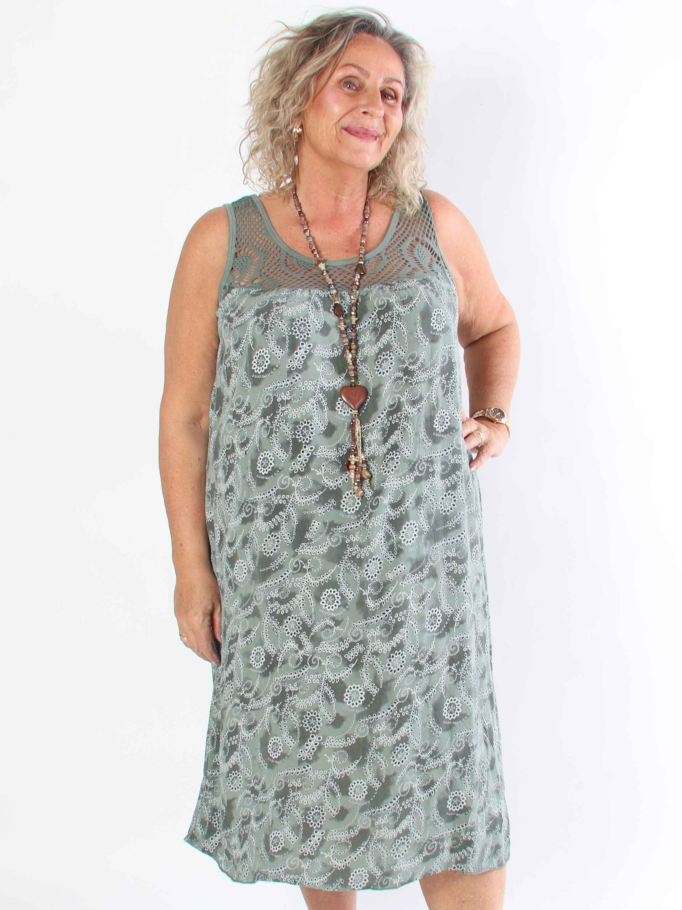 Florence - Plus size Klänning i viskos med mjuka hålmönstrade remmar